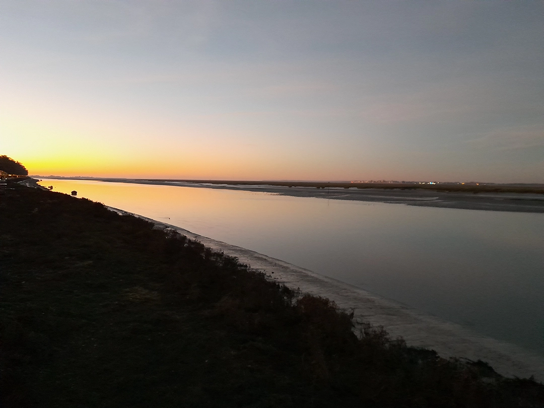 moto-roots-trip-plage-coucher-soleil