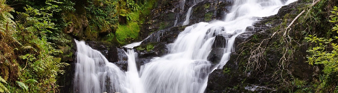 irlande-motoroosttrip-torc-waterfall-3-2000x550