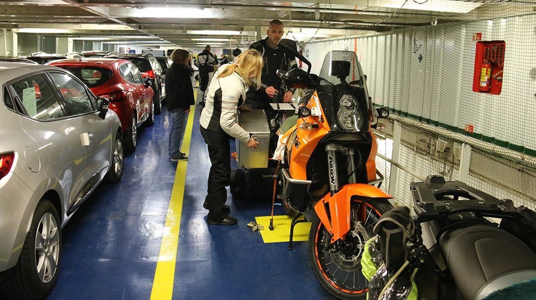 moto-roots-trip-bateau