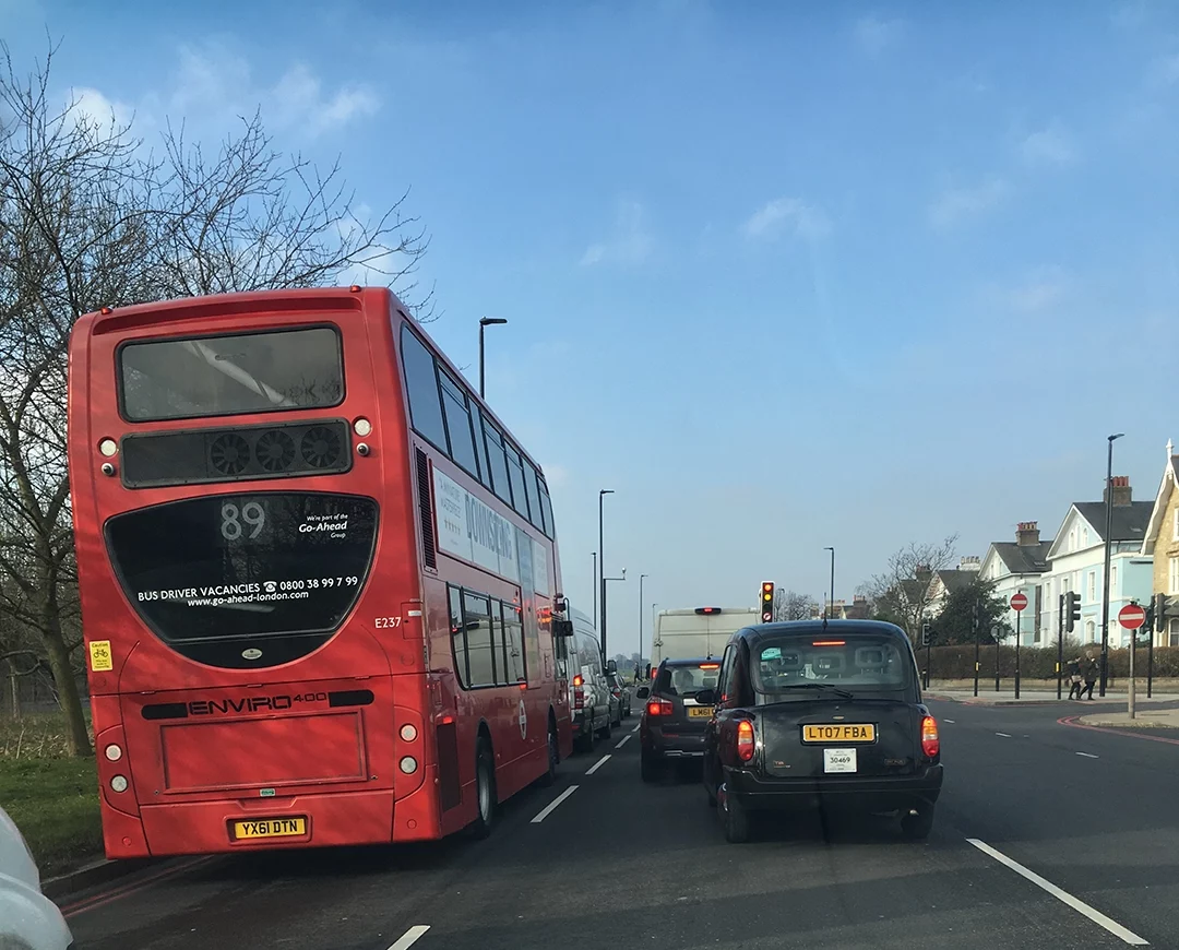 moto-roots-trip-bus-anglais