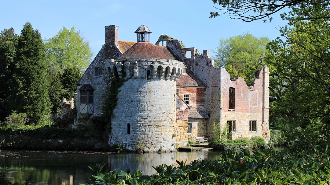 moto-roots-trip-castle-scotney