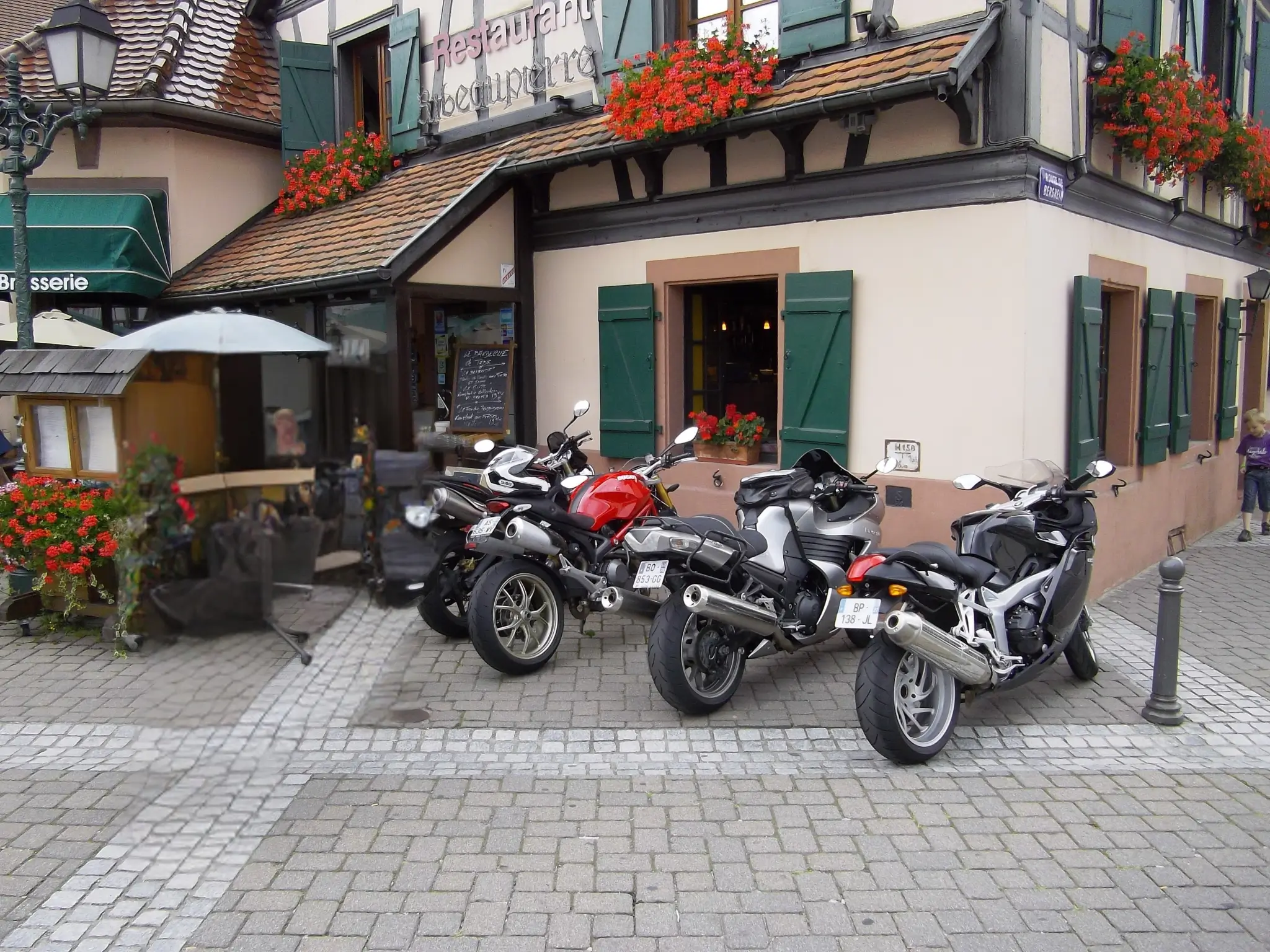 Moto devant restaurant alsace