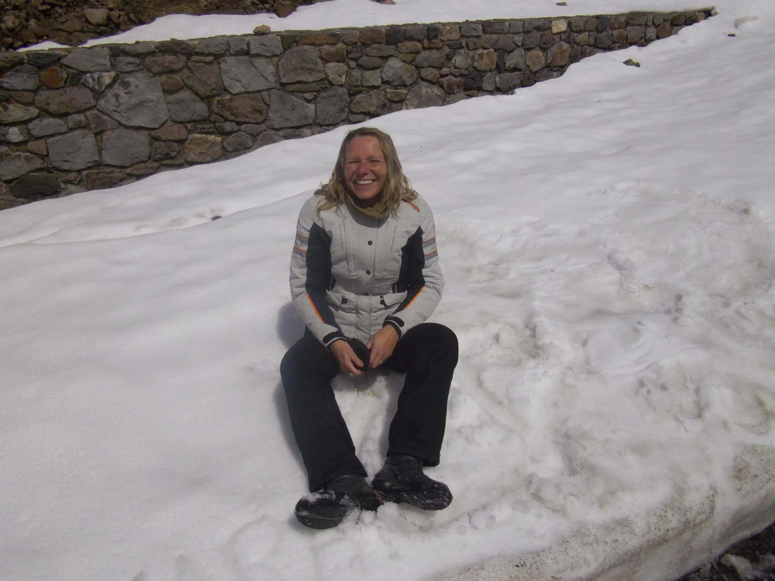 femme assise dans la ,neige