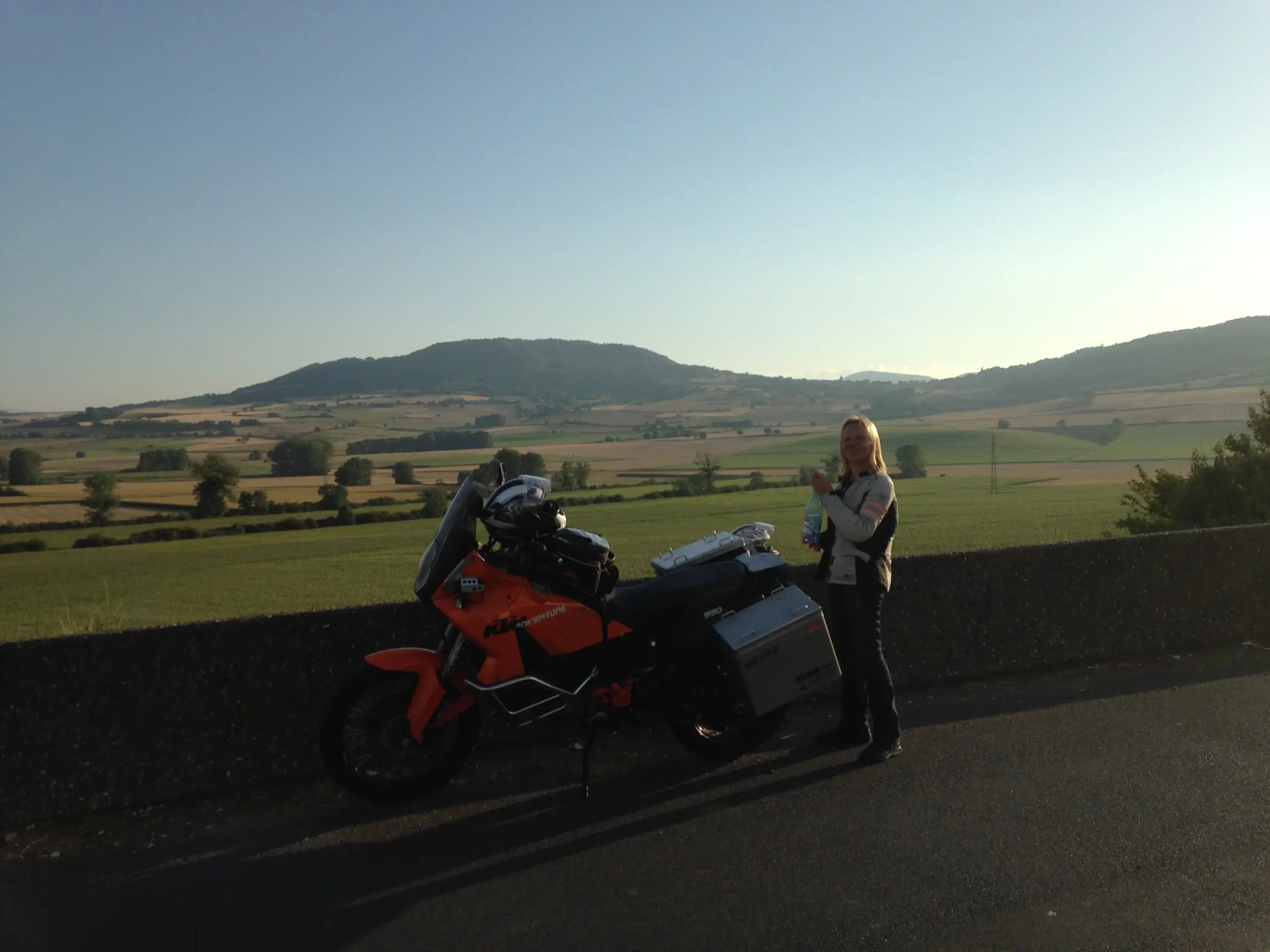 moto et motarde devant les volcans auvergne