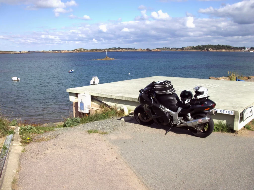Road trip moto devant plage bretonne