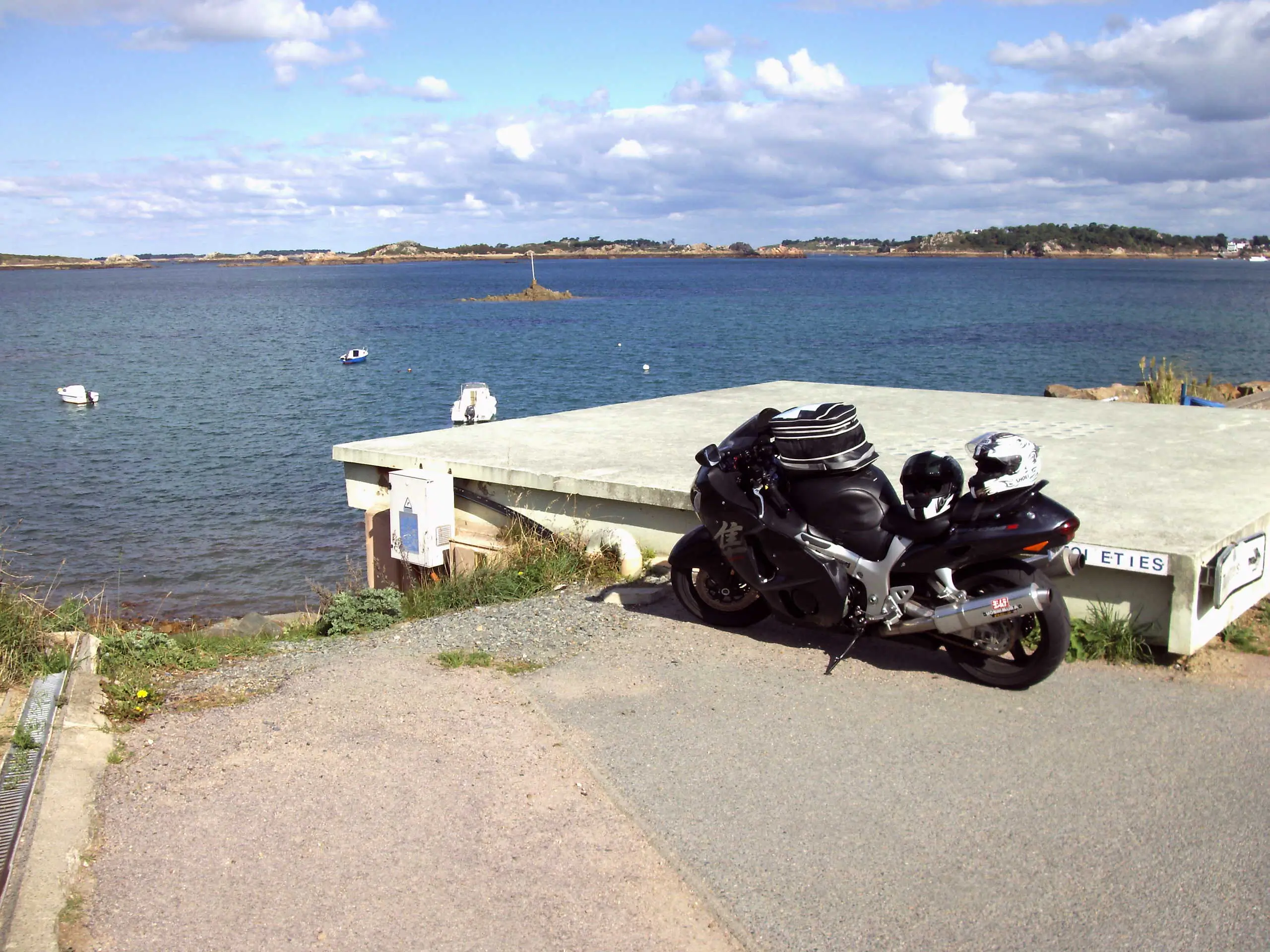 Road trip moto devant plage bretonne